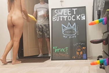 Русская девушка удивила курьера, открыв ему дверь голой