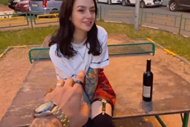 Или по попе получишь, или на крыше отсосёшь — угадай, что выбрала