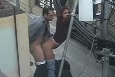 Скрытая камера сняла как стройная брюнетка трахается с парнем на крыше